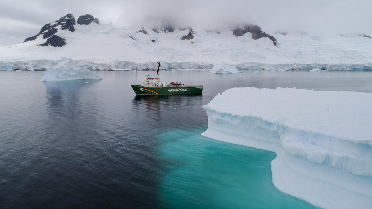 Arctic Sunrise in Charlotte Bay in the Antarctic. © Christian Åslund / Greenpeace